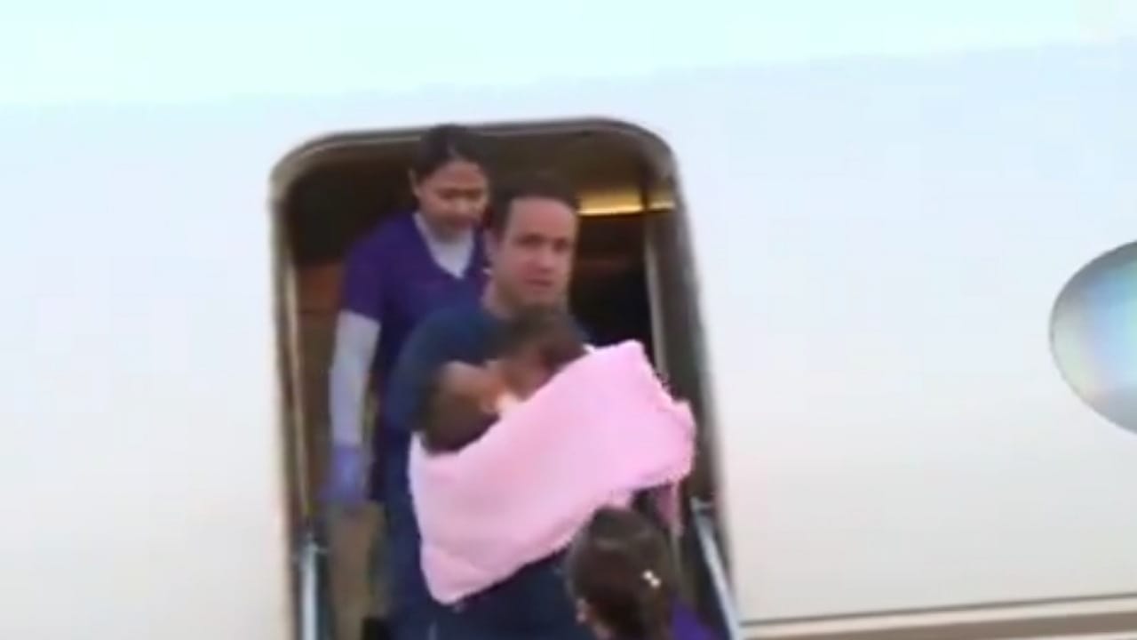 وصول طائرة التوأم السيامي الفلبيني عائشة وأكيزا إلى الرياض .. فيديو