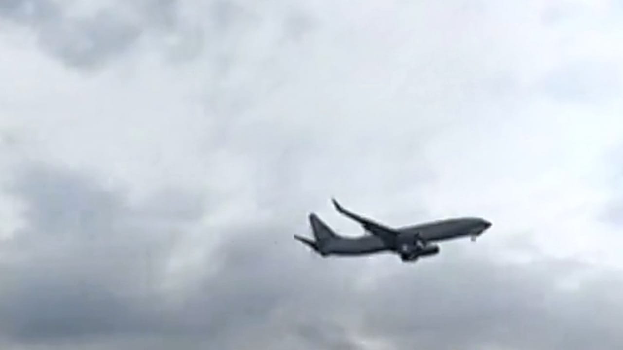 وفاة شخص وإصابة آخرين على متن طائرة تابعة للخطوط الجوية السنغافورية .. فيديو