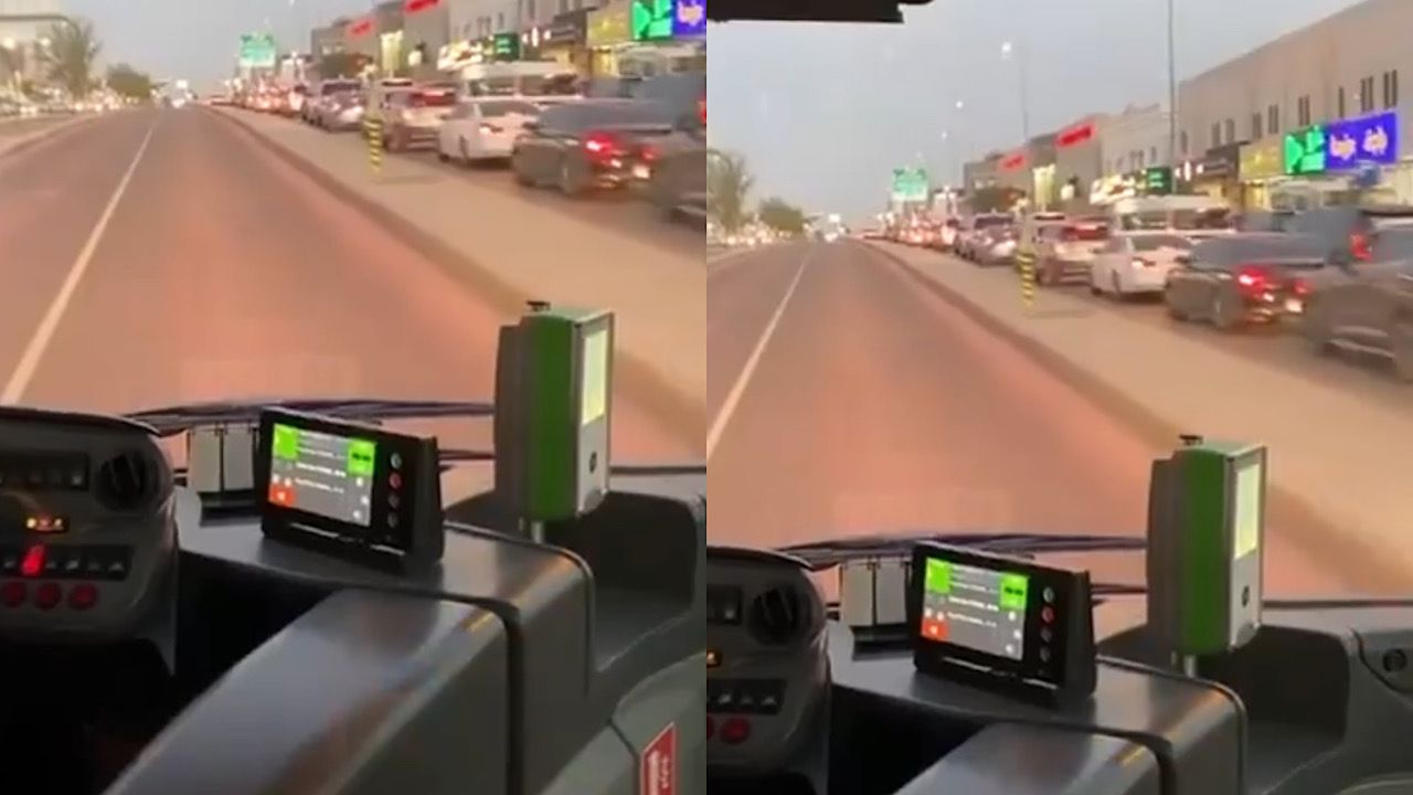 فتاة توثق تجربة التنقل في الباص وسط زحمة الرياض .. فيديو