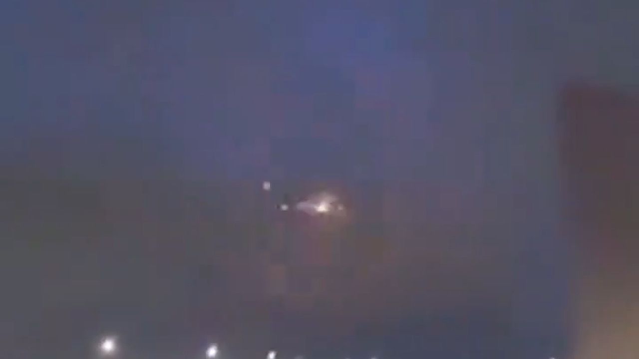 مشهد مروع لوميض يخرج من طائرة بعدما ضربها عطل في الجو .. فيديو