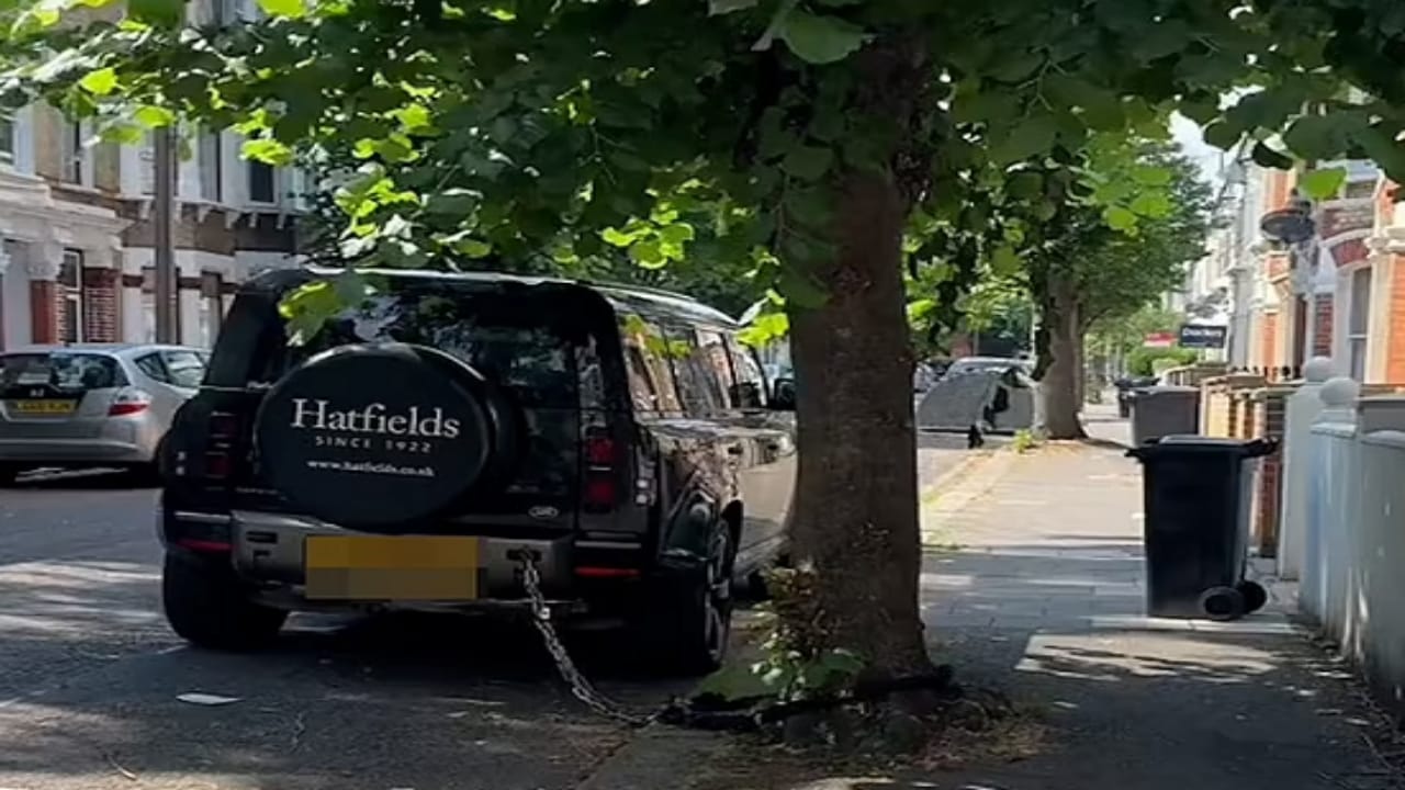 بريطاني يربط سيارته في شجرة لحمايتها من السرقة .. فيديو