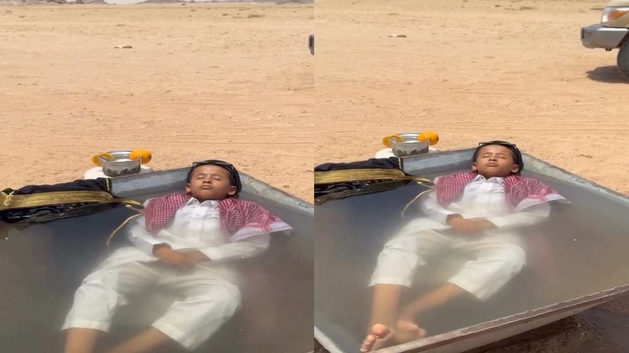 طفل يجد حلًا لمواجهة حر الصيف.. فيديو