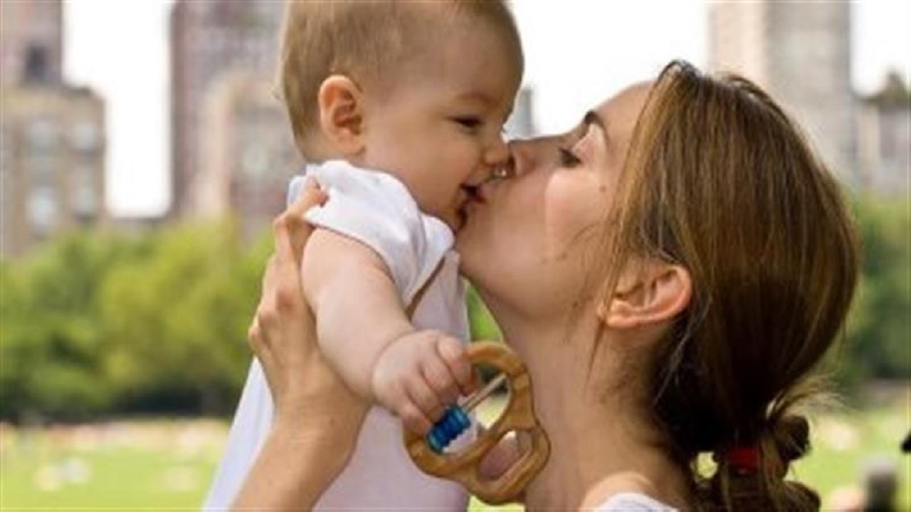 أمراض قد تصاب بها عند تقبيل فم الطفل.. فيديو