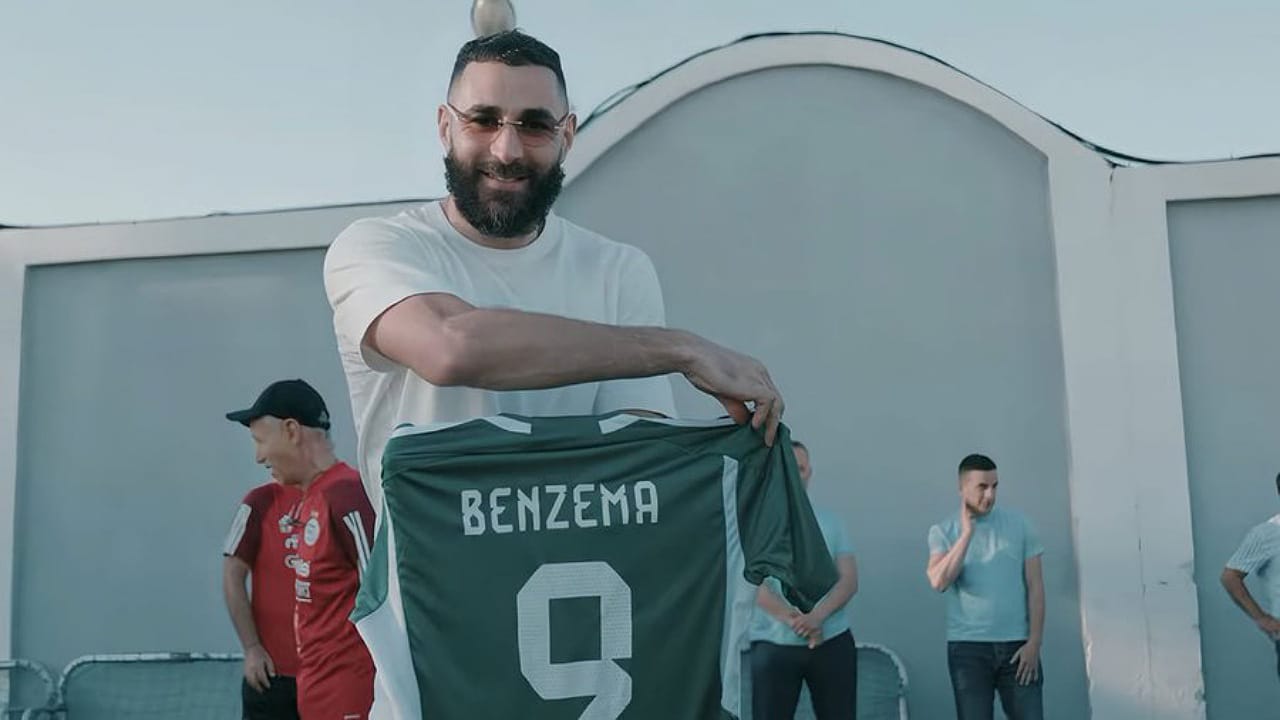 بنزيما يزور تدريبات المنتخب الجزائري ويحصل على قميص باسمه .. فيديو وصور