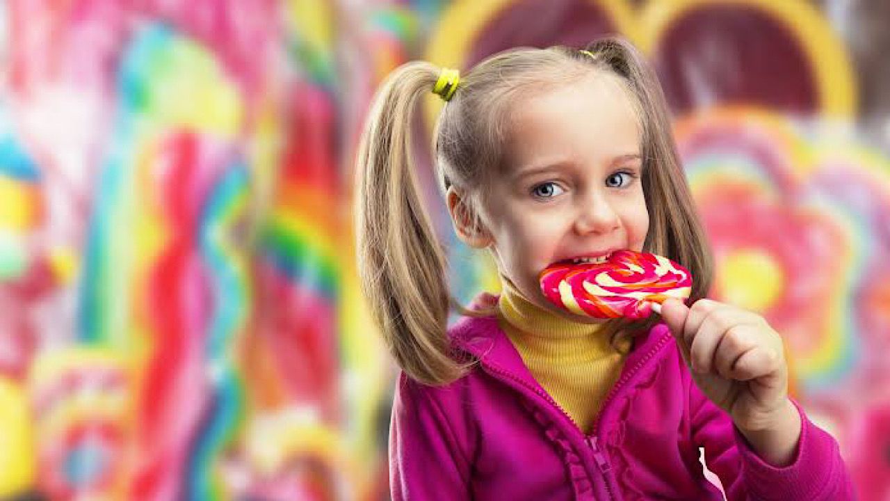 رجل يطرد مربية طفلته بعد تناولها 11 علبة من الحلوى