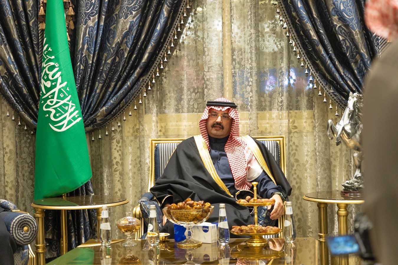 وضع سترة الشهيد الفريق عبد الرحمن أبوجرفة على مدخل إمارة عسير الرئيسي