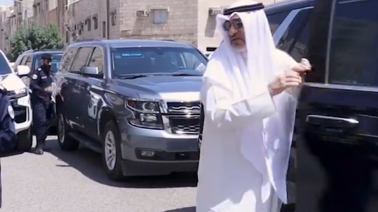 وزير الداخلية الكويتي يأمر بإبعاد وافد إلى بلده ضبطه خلال جولة تفقدية .. فيديو