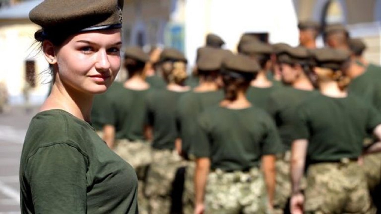 فتيات بعمر 17 عامًا يلتحقن بجيش أوكرانيا
