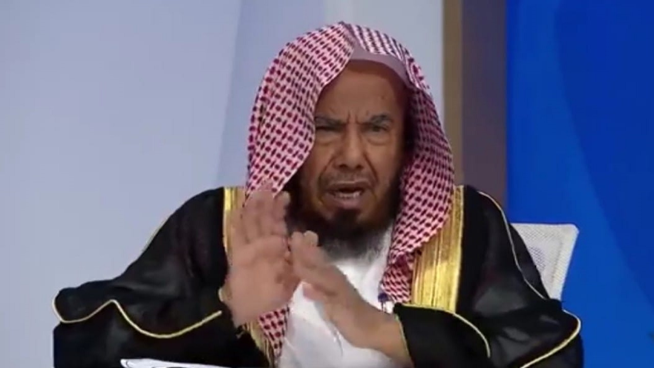الشيخ المطلق يكشف حكم الحج عن مُتوفّى والعمرة آخر في سفرة واحدة.. فيديو