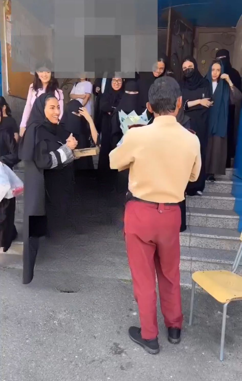 طالبات يقومون بتقديم هدية لحارس مدرستهم تقديرا لجهوده المبذولة .. فيديو