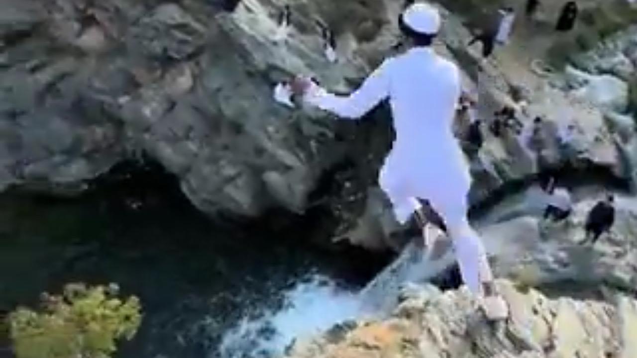 مشهد يحبس الأنفاس لشاب يقفز من أعلى قمة بشلال الحمده .. فيديو