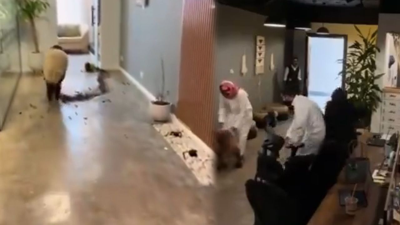 مشهد طريف لموظف يفاجأ زملائه في الشركة بخروف العيد كهدية .. فيديو