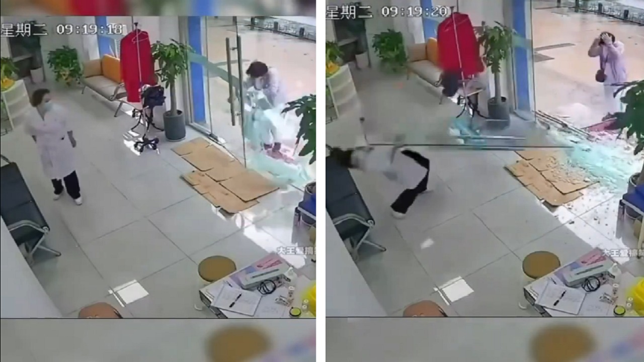 لحظة سقوط زجاج محل تجاري على رأس سيدة.. فيديو