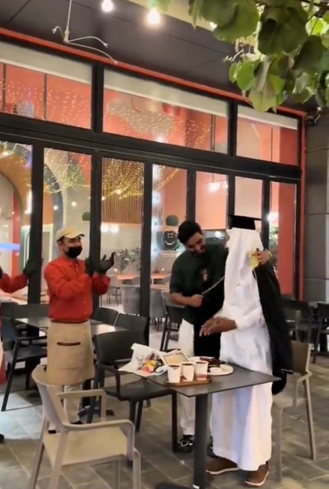 شاب يجهز مفاجأة لوالده ويحتفل بتخرجه من السادس .. فيديو