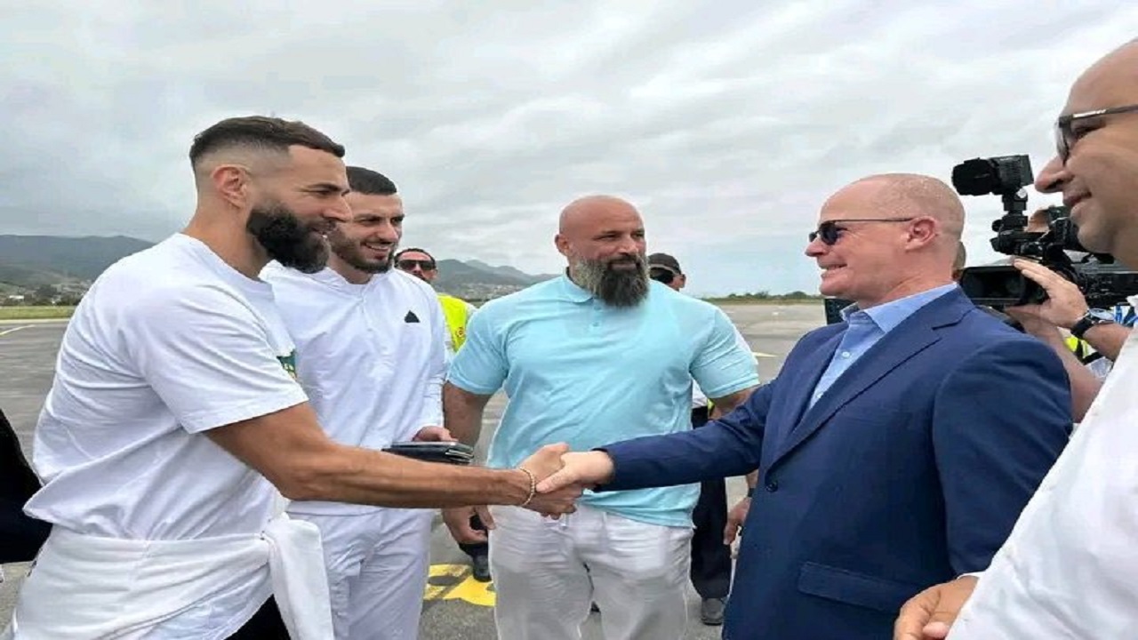 استقبال حافل لبنزيما لحظة وصوله الجزائر .. فيديو