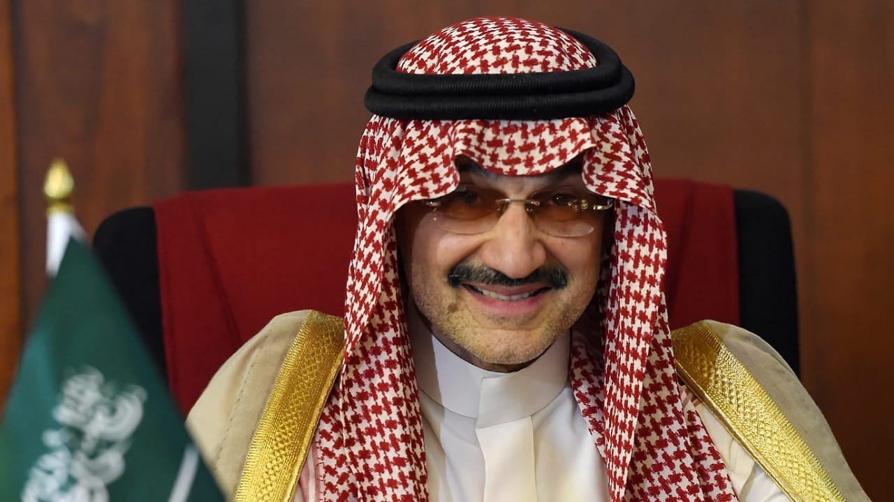 الأمير الوليد بن طلال ممازحاً مشجع : يبي لك رجيم أنت شوي .. فيديو