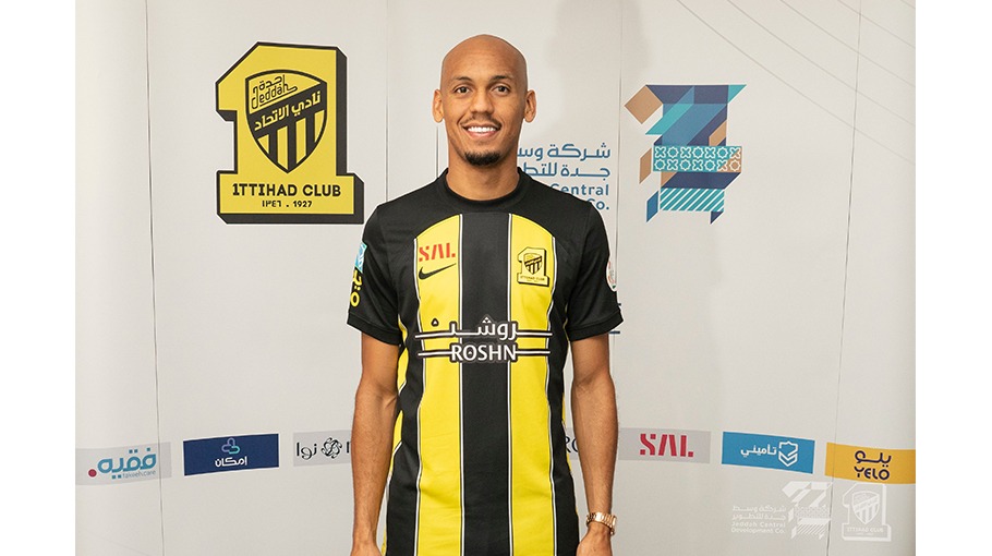 فابينهو في صورة جماعية مع عائلته وزملائه