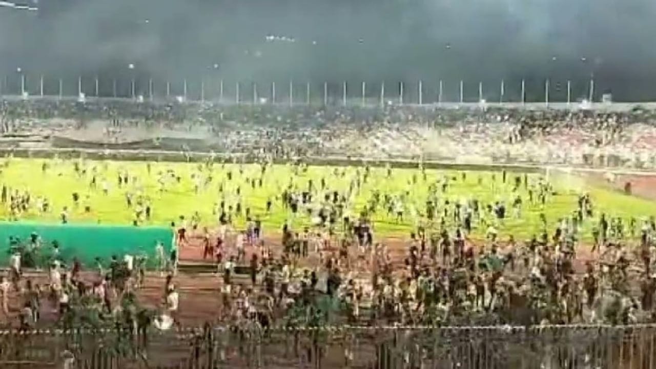 فوضى وشغب في مباراة بالدوري الجزائري .. فيديو