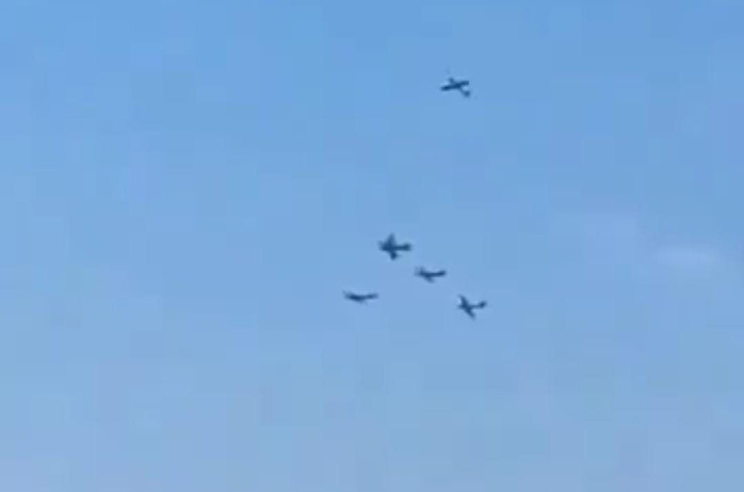 تصادم طائرتين خلال عرض جوي ومقتل الطيار .. فيديو