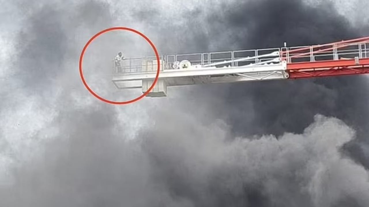 مشهد يحبس الأنفاس لرجل عالق على رافعة وسط حريق .. فيديو