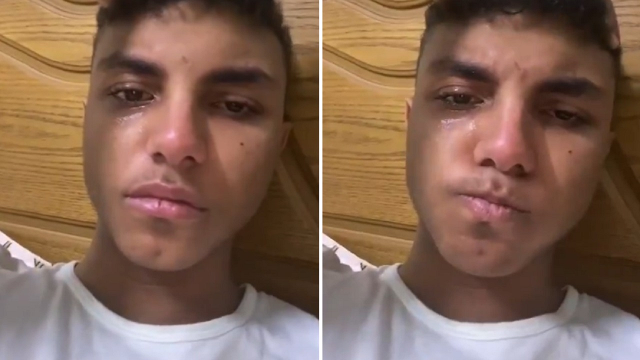 شاب مصري مقيم يبكي بعد توديعه أصدقائه وعودته لمصر .. فيديو