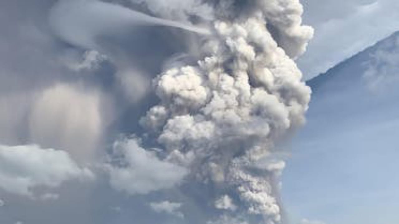 لحظة ثوران بركان كانلاون بالفلبين .. فيديو