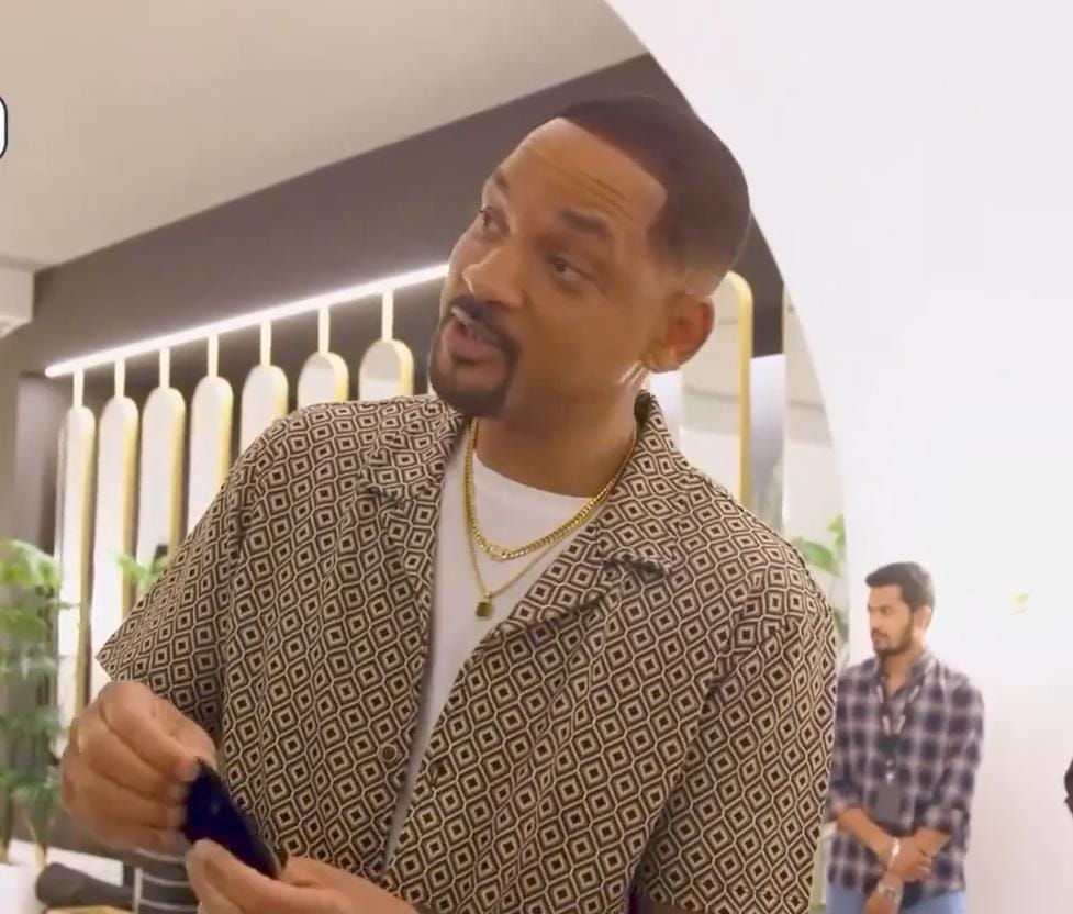 شاب مصري يهدي ويل سميث هدية غريبة.. فيديو