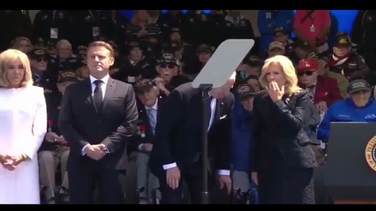 جو بايدن : يجلس علي كرسي غير موجود .. فيديو