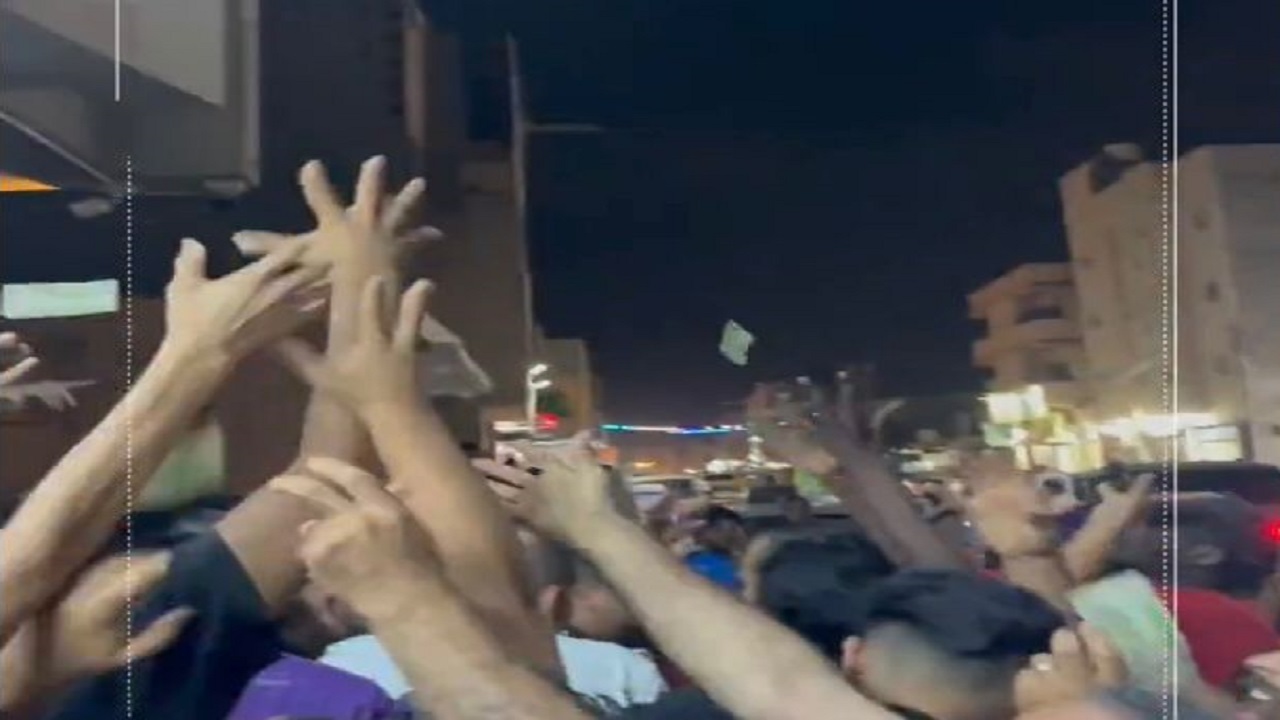 قائد ميليشيا ليبي يرمي أموالاً في الشارع احتفالاً بإطلاق سراحه .. فيديو