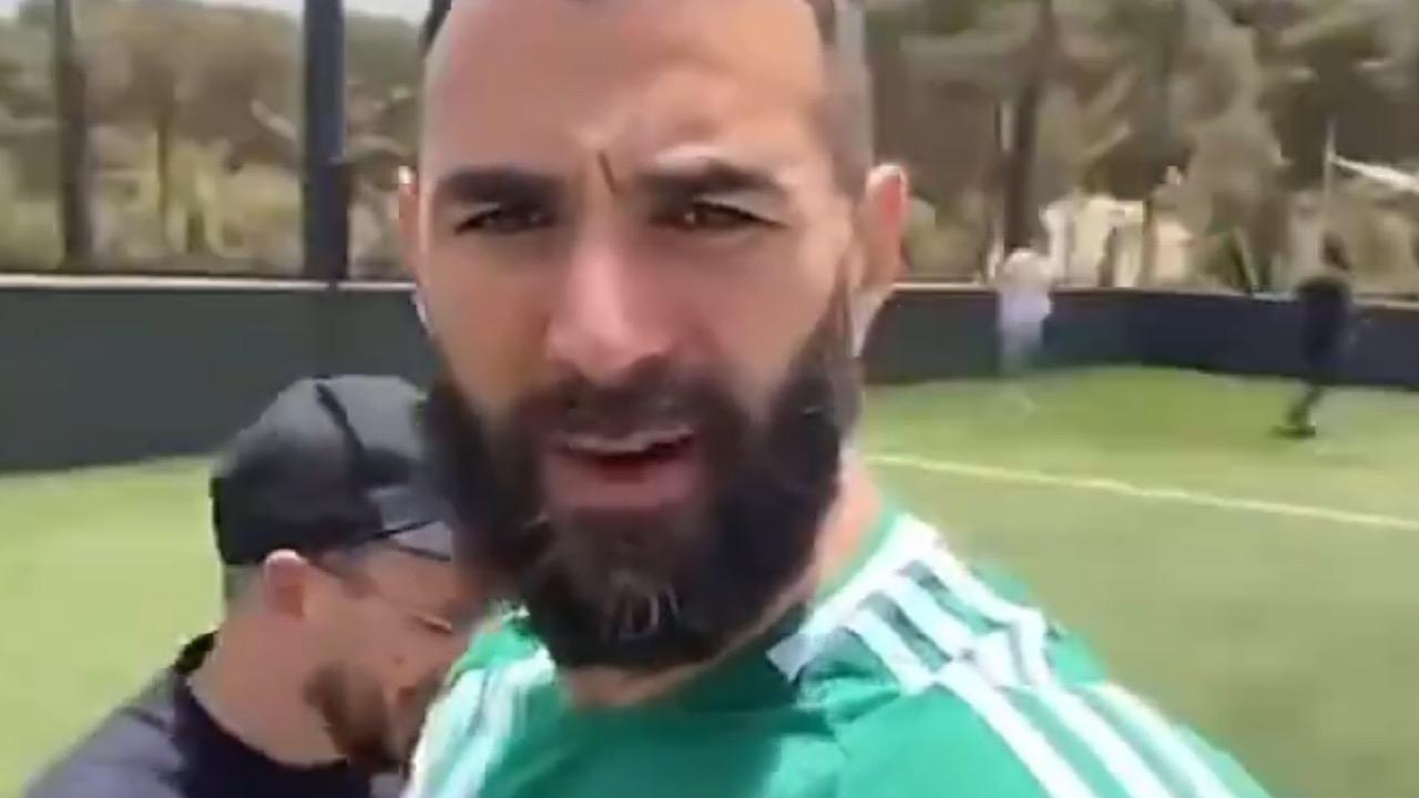 كريم بنزيما يتدرب بقميص منتخب الجزائر .. فيديو