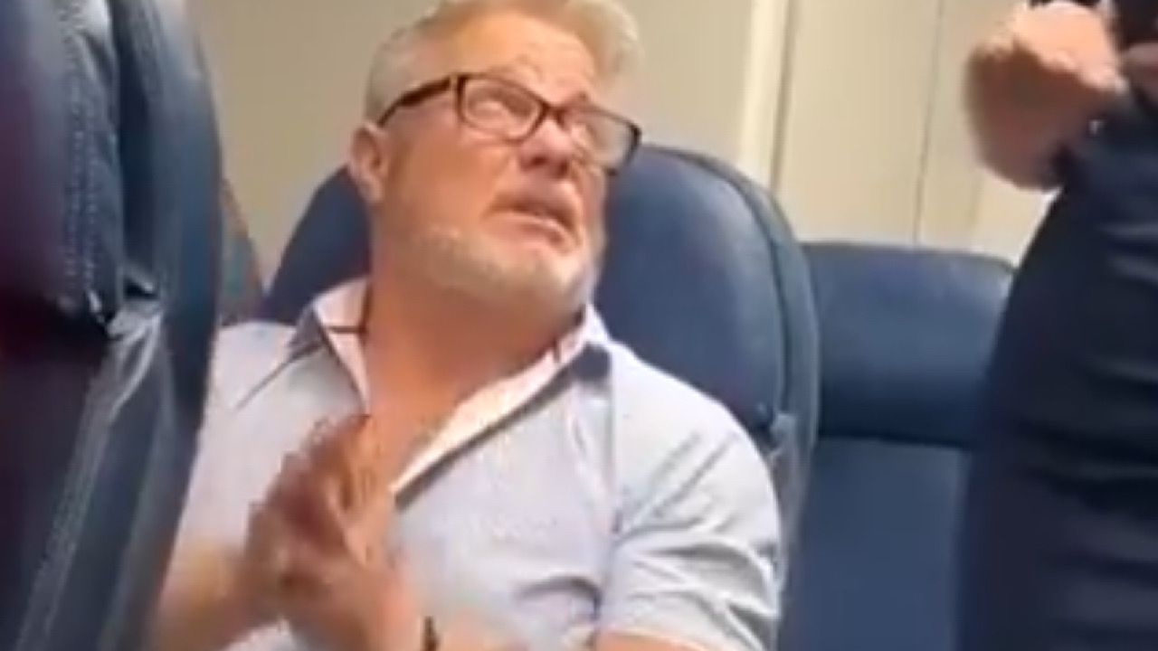 راكب يهدي شخصا على متن طائرة 35 ألف دولار لتصرفه النبيل معه .. فيديو