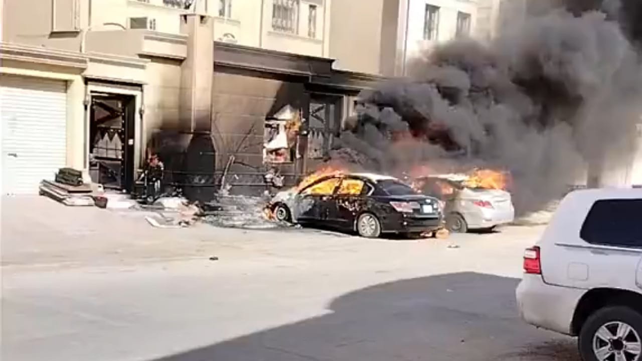 عطورات تتسبب في حريق سيارتين وواجهة منزل بالرياض  ..  فيديو