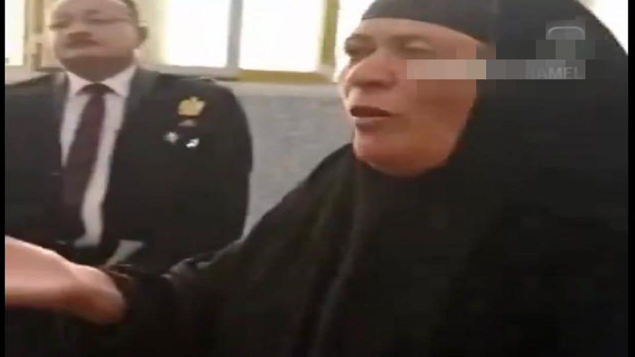 سيدة تدافع عن ابنها الذي قتل ابنتها وتطعن في شرفها – فيديو