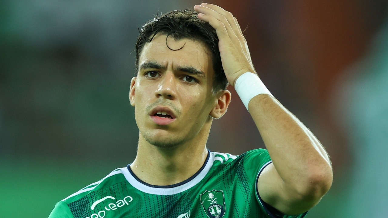 محترف الأهلي يوضح حقيقة رحيله عن النادي