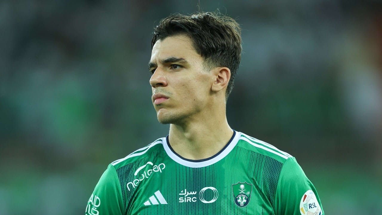 محترف الأهلي يوضح حقيقة رحيله عن النادي