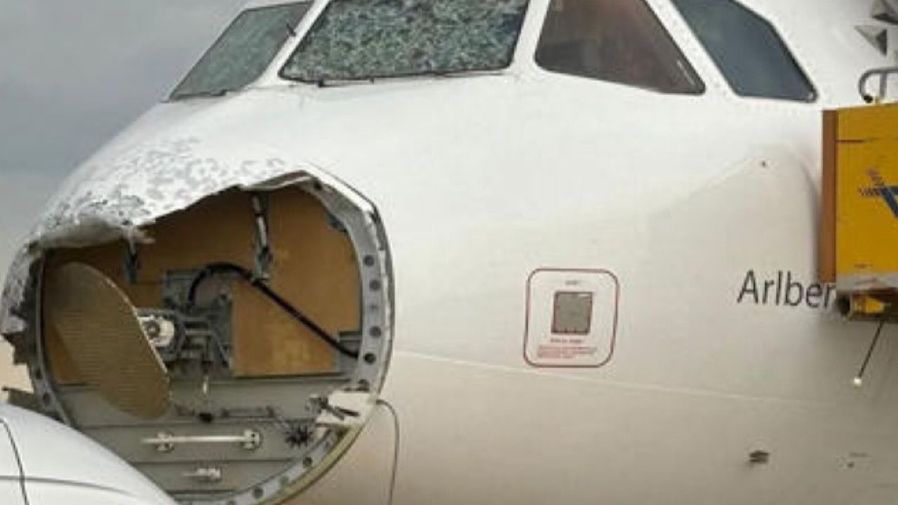 ‎أضرار بالغة بجسم طائرة نمساوية بسبب حادث بمطار فيينا&#8230; صور