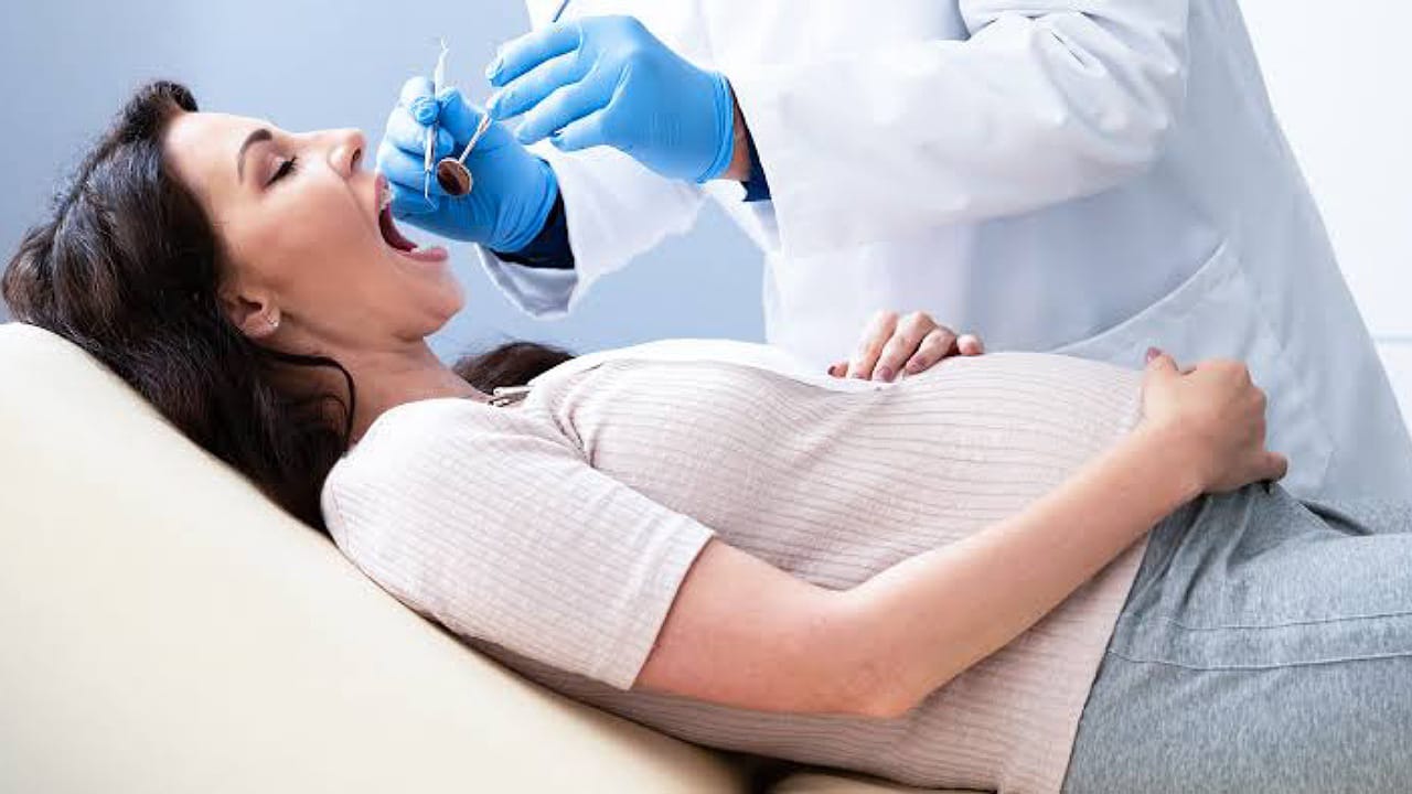 طبيبة أسنان توضح خطورة تسوس أسنان المرأة الحامل