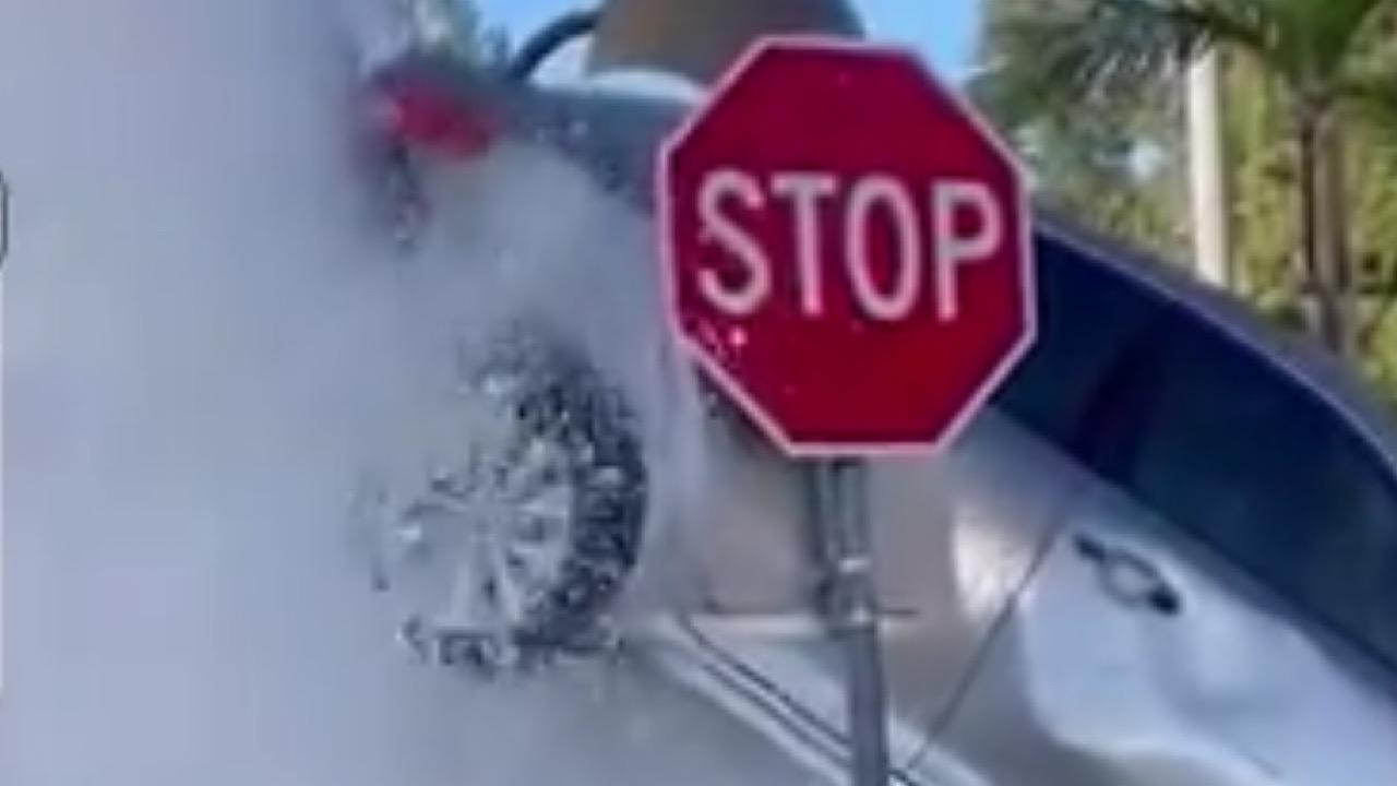 انفجار صنبور مياه يرفع سيارة في الهواء ..فيديو