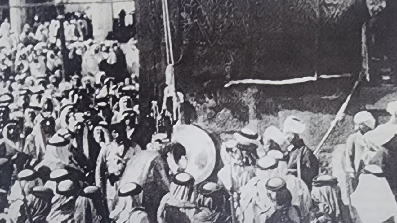 الملك عبدالعزيز يقبل الحجر الأسود في مشهد تاريخي نادر.. صورة