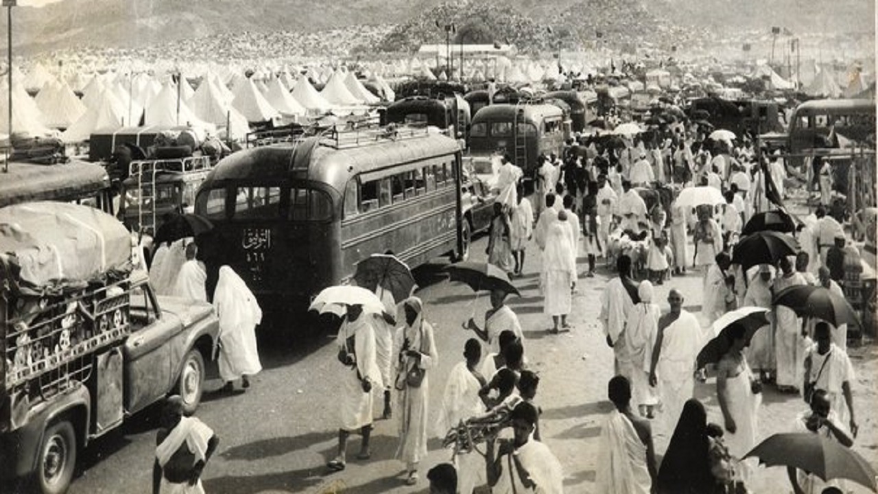 صورة نادرة للحجاج وجبل الرحمة في الخمسينيات الميلادية