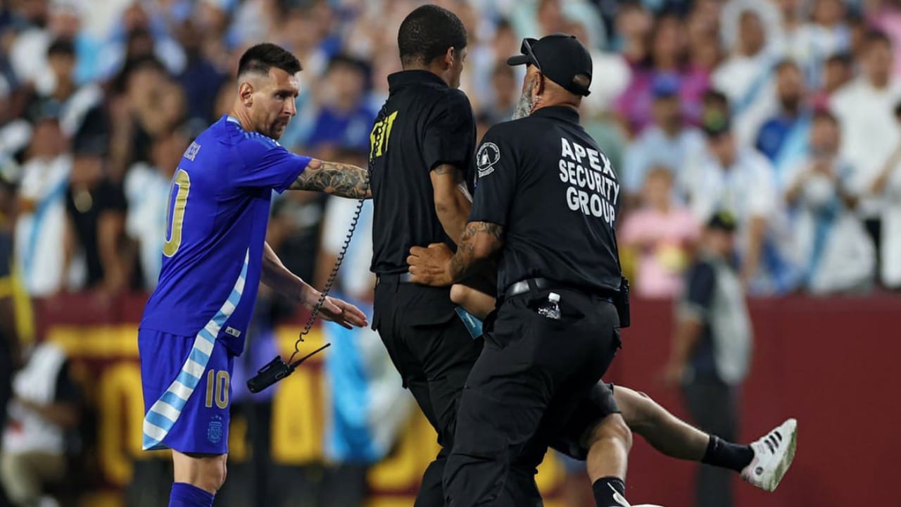 مشجع يقتجم مباراة الأرجنتين وغواتيمالا للتصوير مع ميسي.. والأمن يتدخل