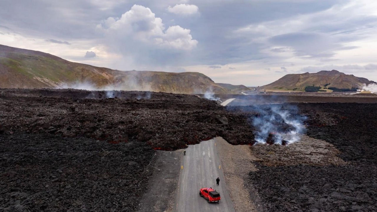 لقطات مرعبة لطرق تغطيها الحمم البركانية في أيسلندا.. فيديو