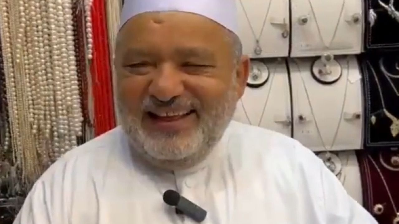 صاحب محل سبح في ⁧‫مكة‬⁩ يروي تجربته مع مواسم ⁧‫الحج‬⁩ منذ 30 عاما.. فيديو