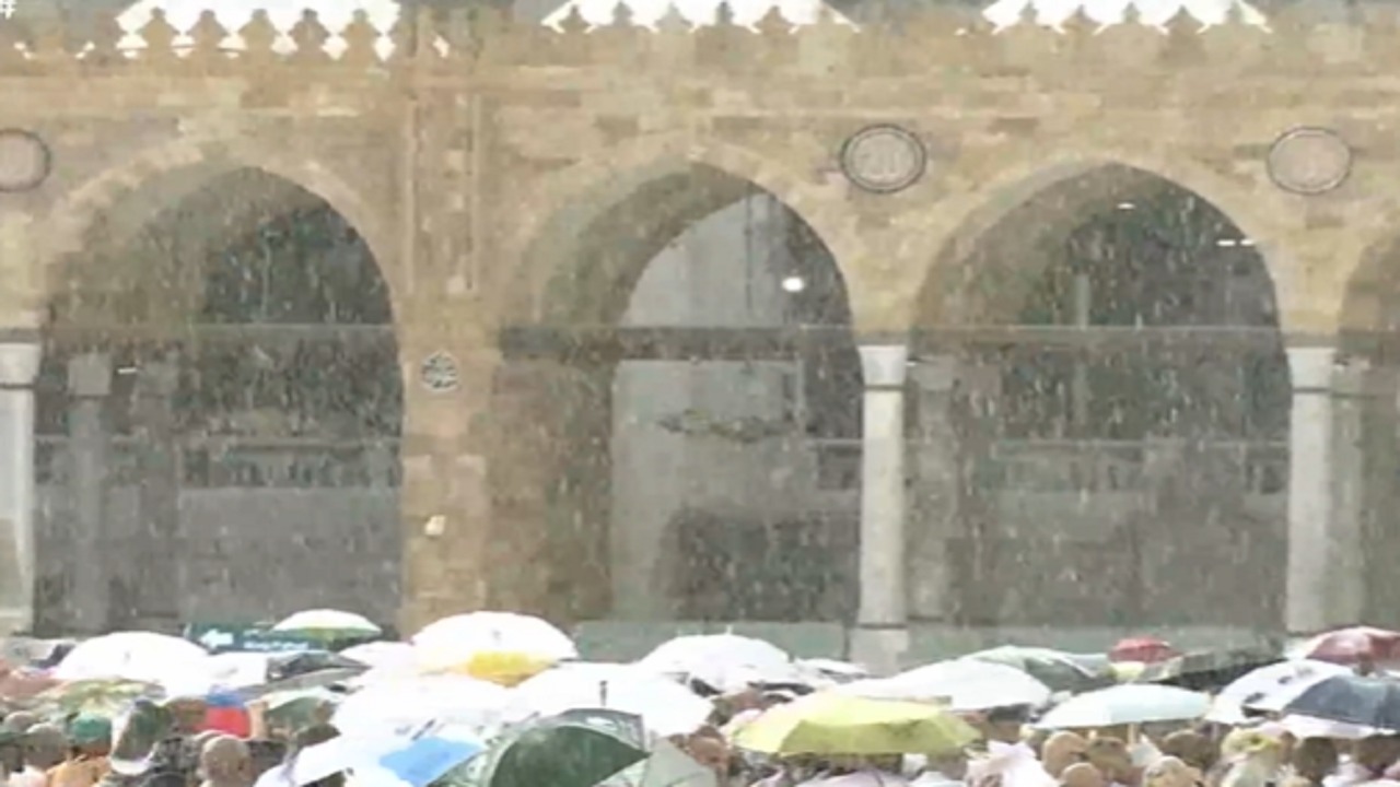 أمطار غزيرة بساحات المسجد الحرام والأرصاد تنبه بسحب رعدية غدًا.. فيديو