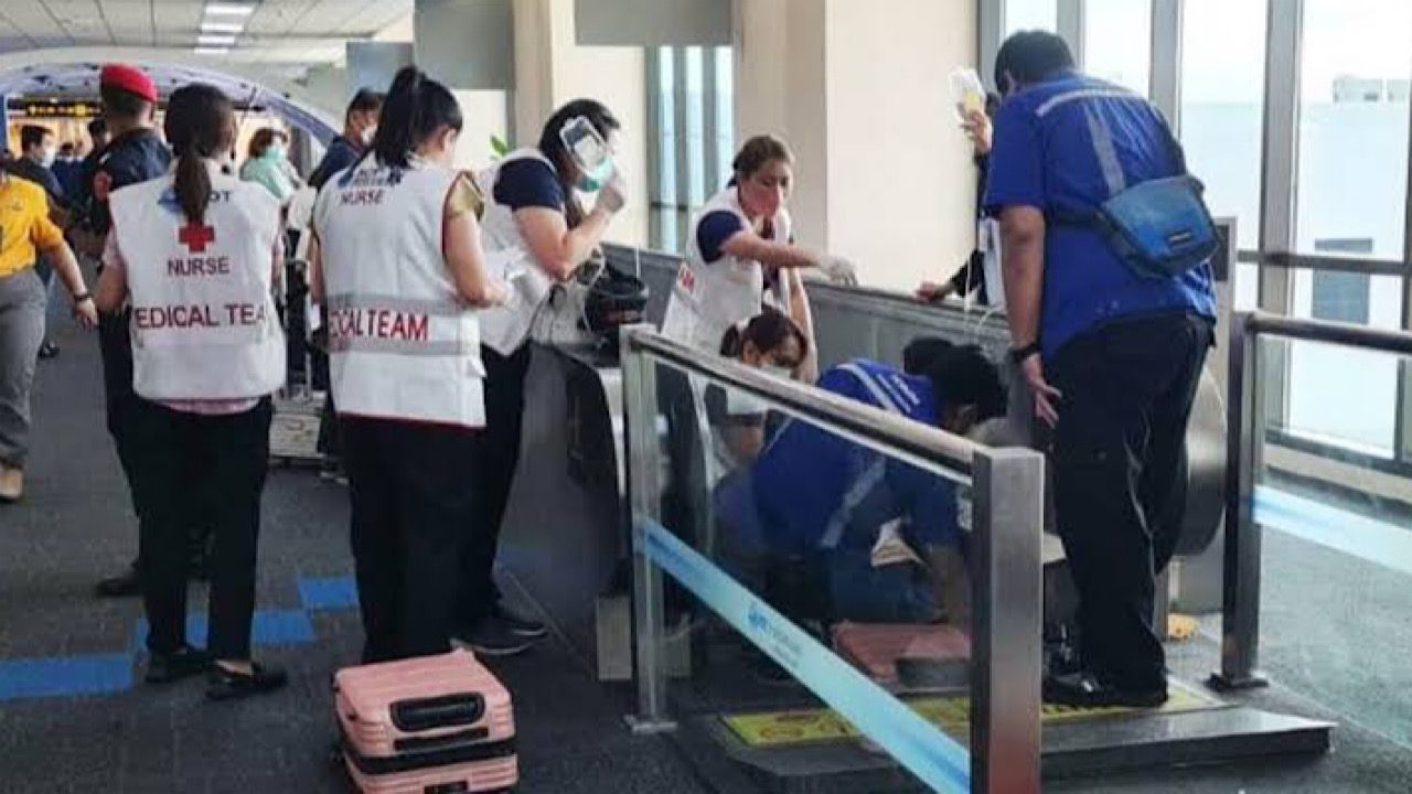 ‎التحقيق مع امرأة وضعت قلبها بحقيبة يدها في المطار خلال سفرها