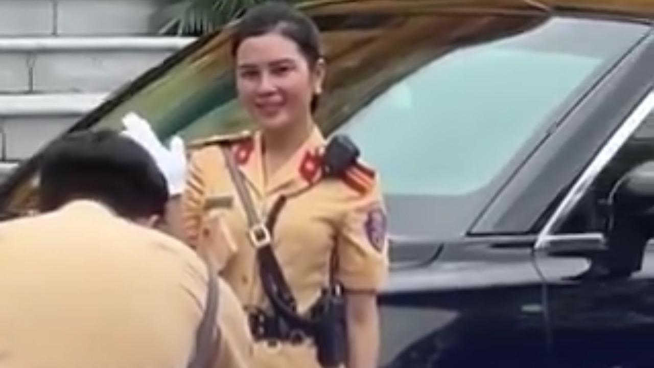 رجال الأمن في ⁧‫فيتنام‬⁩ يلتقطون صوراً تذكارية مع سيارة بوتين‬⁩ .. فيديو