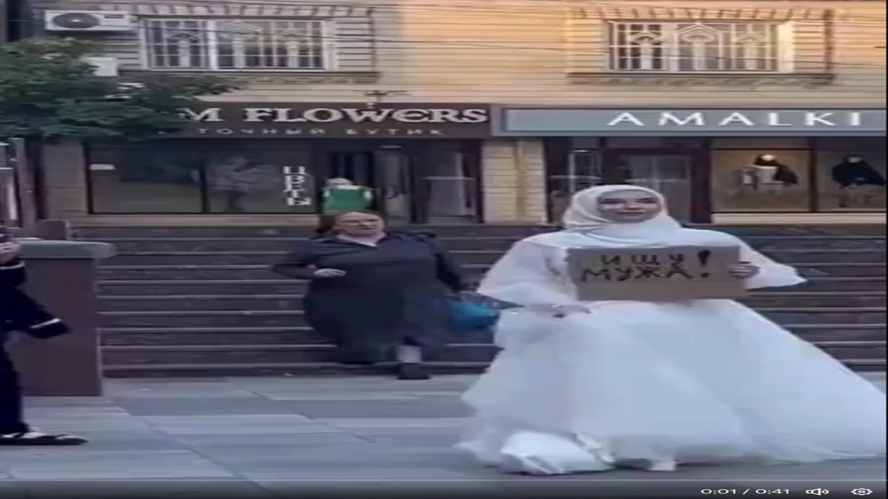 أبحث عن زوج&#8221; ..فتاة ترفع لافتة للارتباط بميدان عام فى تتارستان ..فيديو