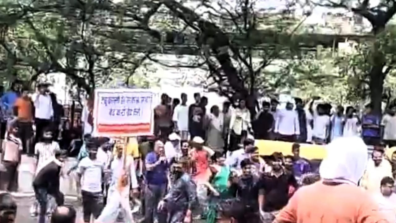 الشرطة الهندية تفرق المحتجين على نقص المياه باستخدام المياه .. فيديو