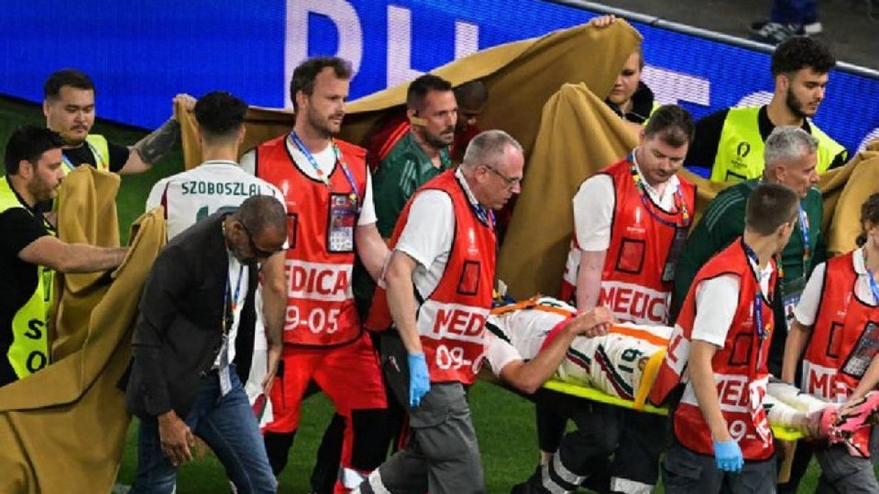 إصابة قوية تسبب في إيقاف مباراة المجر وإسكتلندا .. فيديو وصور