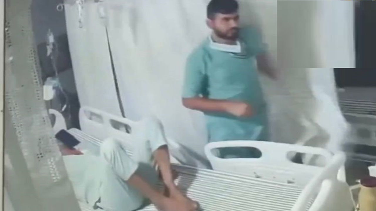 طبيب هندي  يضرب مريض مسن .. فيديو